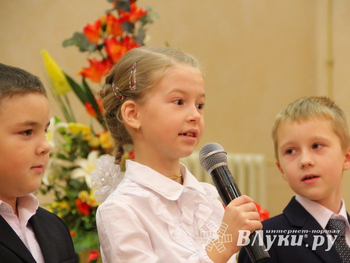 Зачем самых младших учеников 13-й школы испачкали мелом (ФОТО)