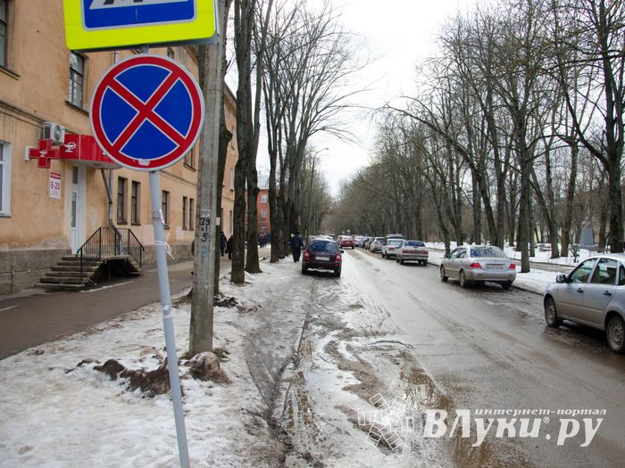 Фотофакт: сотрудники ГИБДД выписывают штрафы