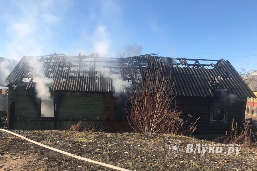 В Великих Луках сгорел нежилой дом (ФОТО; ВИЛЕО)