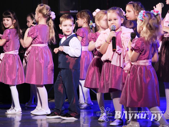 Юные артисты ГДК им. Ленина поздрвили пап с праздником (ФОТО)