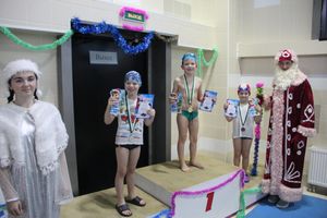 Соревнования по плаванию на призы Деда Мороза прошли в Великих Луках (ФОТО)