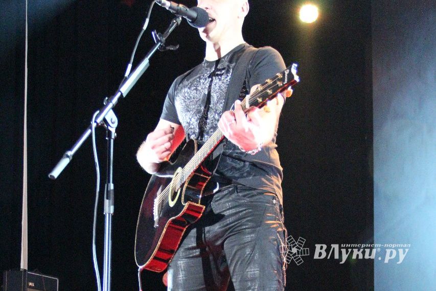 В Великих Луках состоялся концерт Дениса Майданова