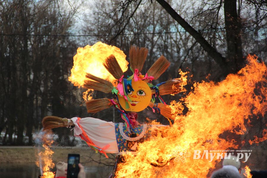 Масленичные гуляния прошли в Великих Луках (ФОТО)