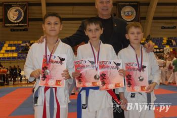 Великолучане привезли серебро с соревнований по каратэ (фото)