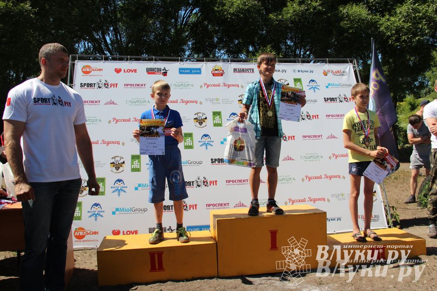 В Великих Луках состояли соревнования по подтягиванию на турнике (фото)