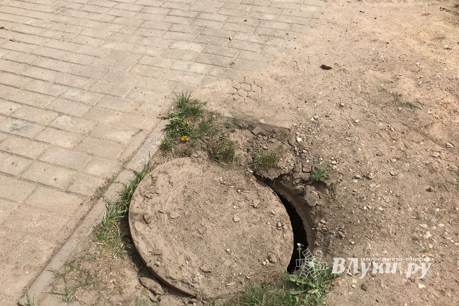 Великолучан поджидает опасность в центре города (ФОТО)