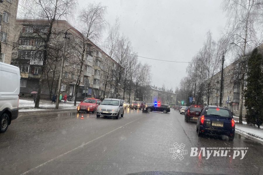 ДТП на проспекте Гагарина в Великих Луках (ФОТО)