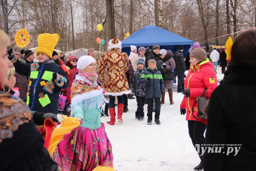 Широко отметили Масленицу в Великих Луках (ФОТО)