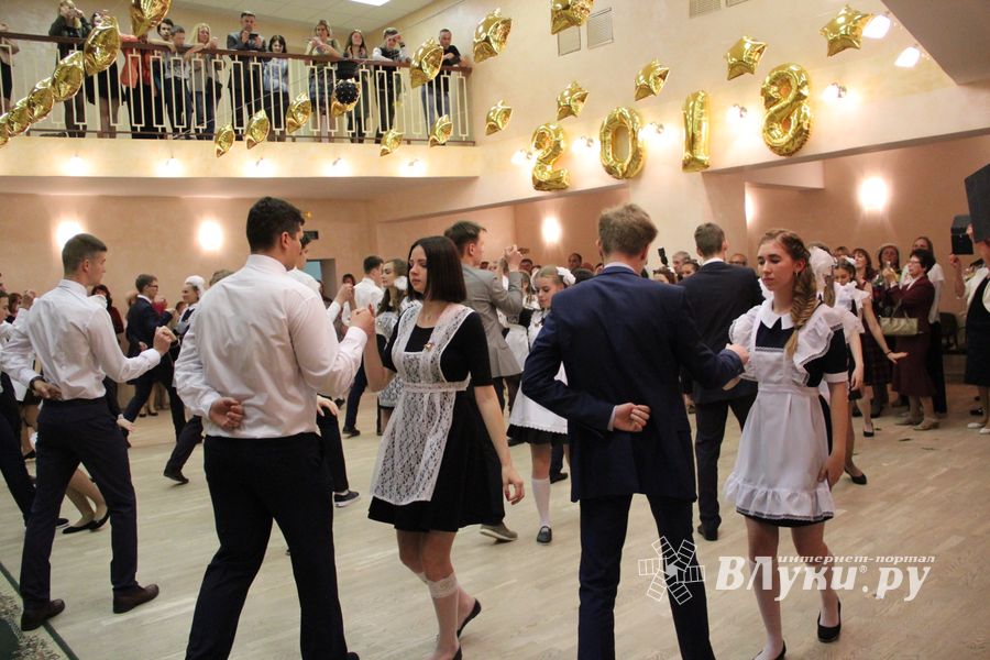 В Великих Луках прошли «Последние звонки» (ФОТО)