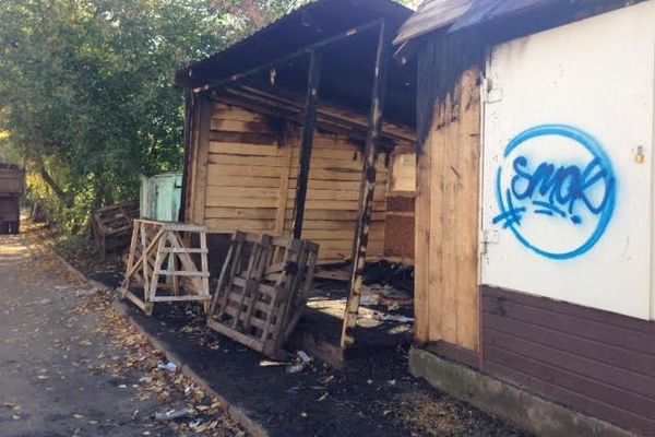 В Великих Луках сгорел торговый павильон (фото)