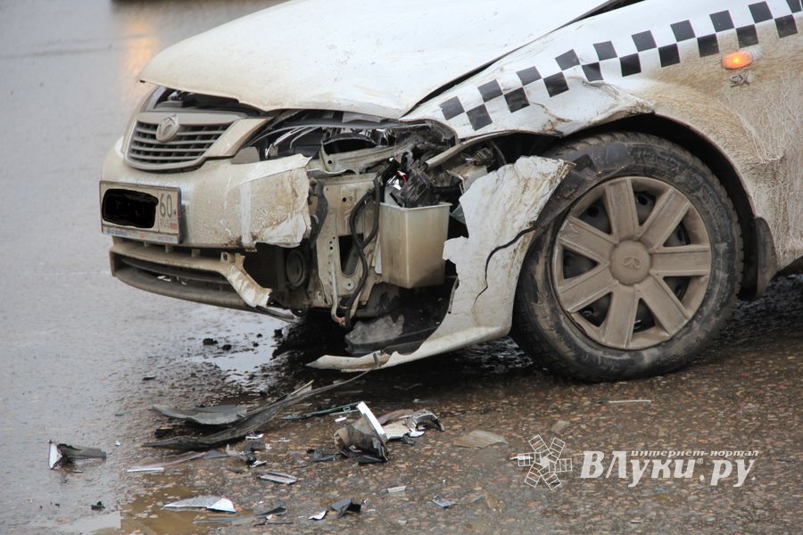 Фотофакт: ​В Великих Луках столкнулись Пежо и такси 