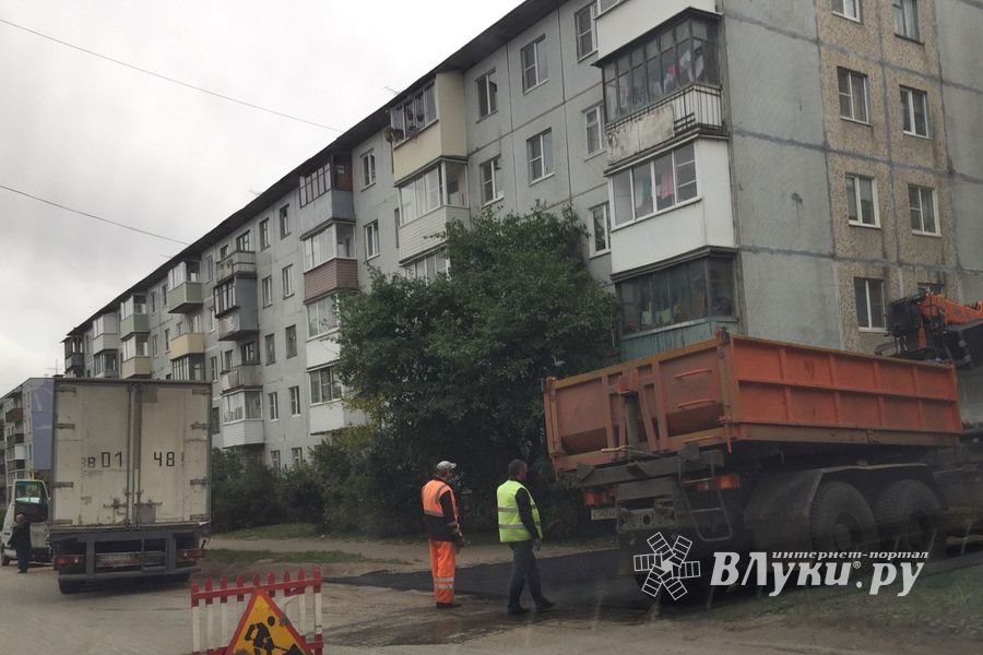 В Великих Луках ремонтируют дороги и улицы (ФОТО)