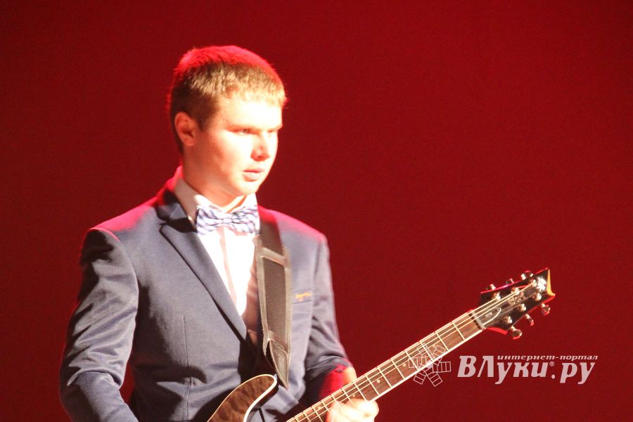 В Великих Луках прошел фестиваль живой музыки «Ставим на аватарках небо» (фото)