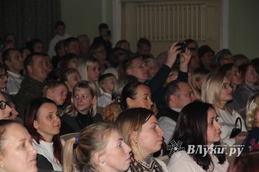 В ГДК им. Ленина прошёл концерт ко Дню матери (ФОТО)