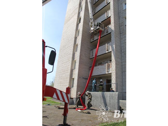 В Великих Луках прошли соревнования пожарных расчетов