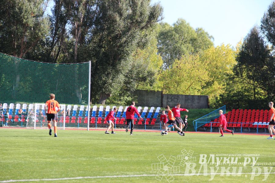 В Великих Луках стартовал открытый турнир по футболу