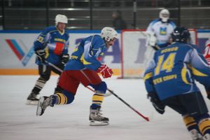 Хоккеисты «ЛукиСпорт» чествуют сразу двух юбиляров (ФОТО)