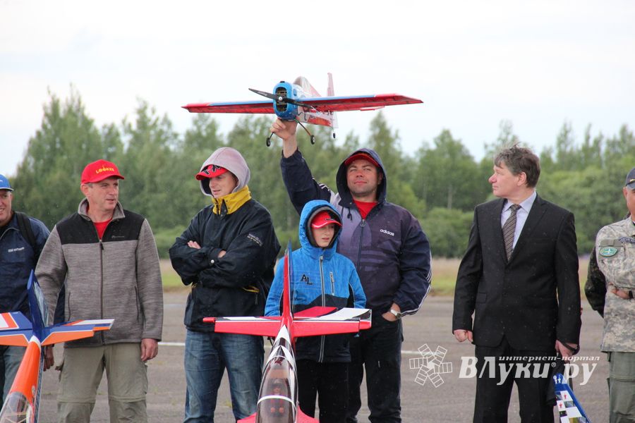 В Великих Луках проходит 7-й Фестиваль авиамодельного спорта (ФОТО)