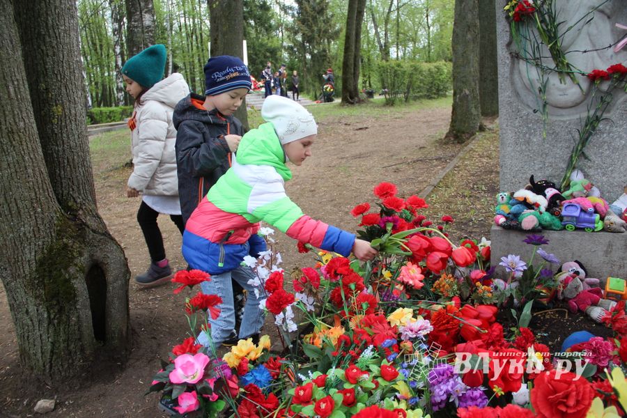 Великолучане почтили память героев Великой Отечественной (ФОТО)