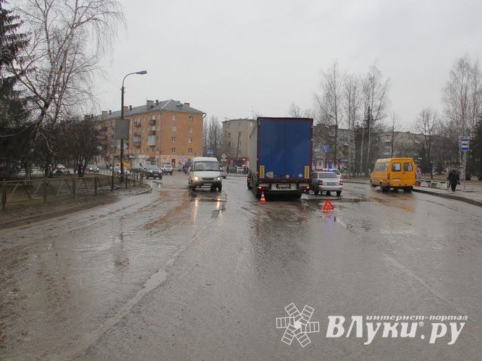  В Великих Луках на площади Калинина опять ДТП (ФОТО)