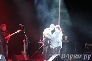 В Великих Луках состоялся концерт Дениса Майданова