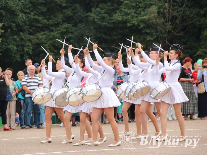 В Великих Луках проходит Международный фестиваль-конкурс среди мажореток и барабанщиц (ФОТО)