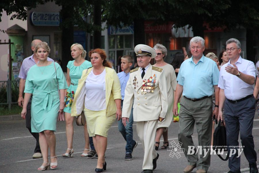 Великолукской «Бригантине» пришлось поплавать под дождём (ФОТО)