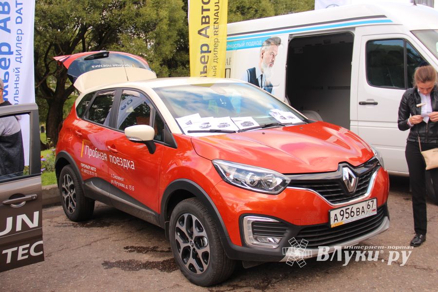 В Великих Луках прошла «Автовыставка 2017» (ФОТО)