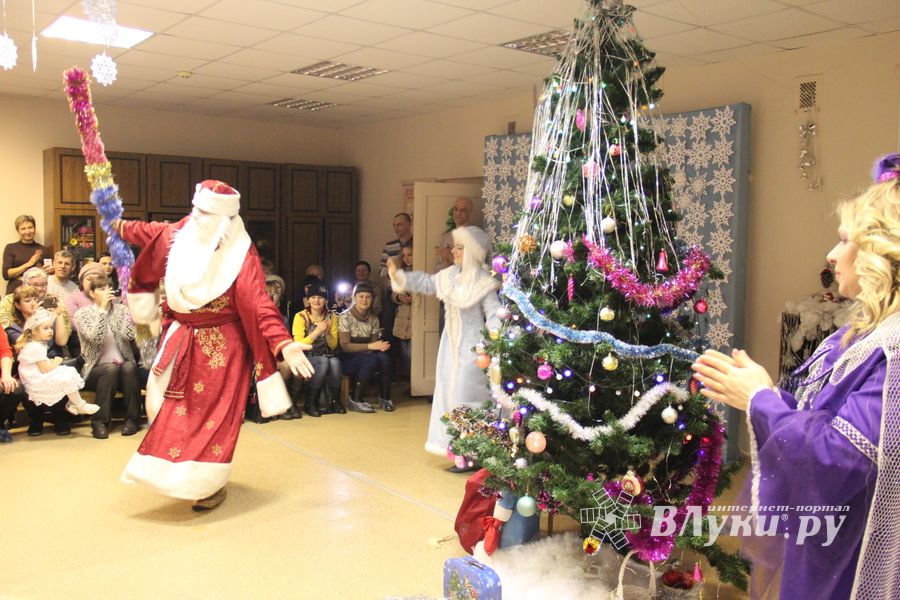 Новогодние утренники в Великих Луках продолжаются (ФОТО)