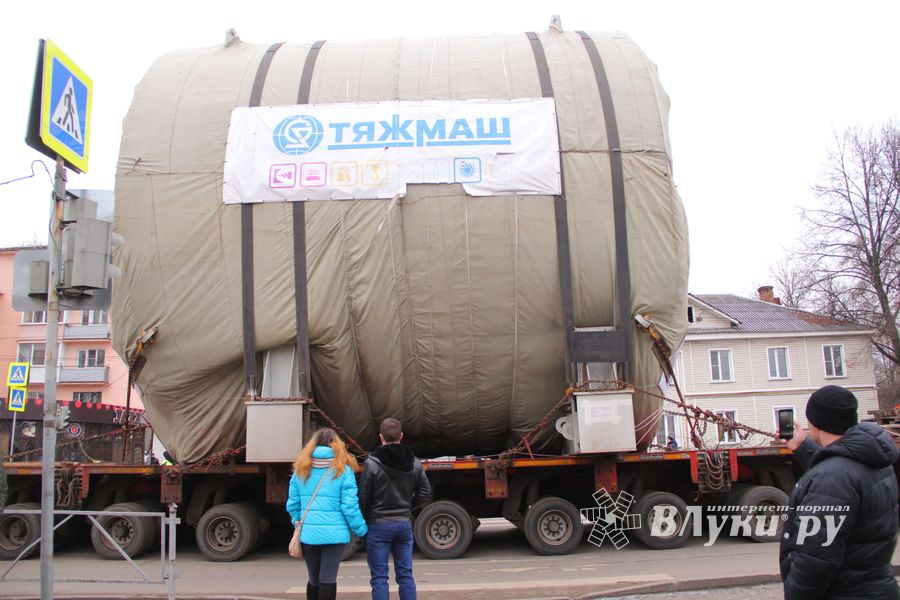 Негабаритный автопоезд вновь следует по улицам Великих Лук