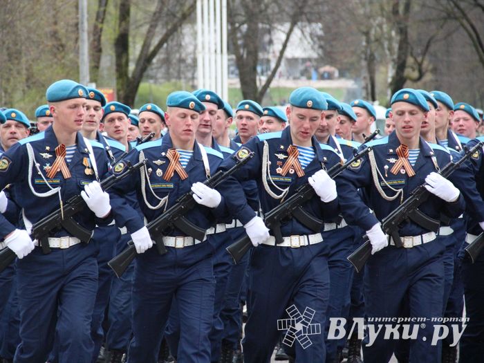 В Великих Луках прошел Парад Победы (ФОТО)