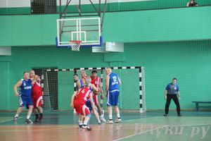 Баскетболисты Великих Лук сыграли со сборной Дмитрова