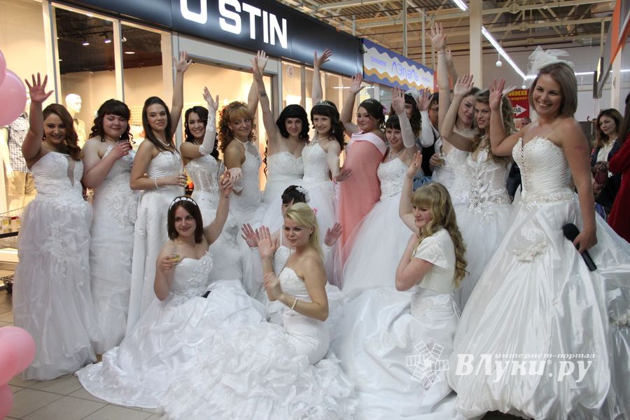 В Великих Луках бегали невесты (ФОТО)