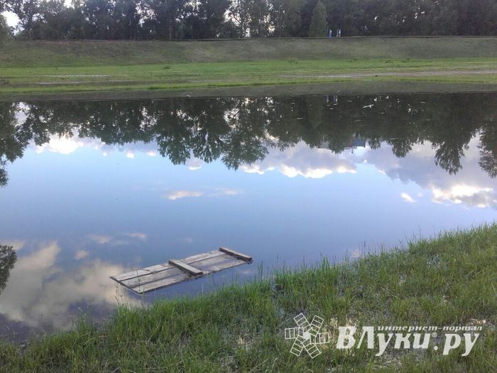 В Великолукской крепости пруд вышел из берегов (ФОТО)