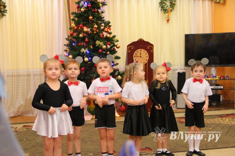 В Великие Луки пришла пора новогодних утренников (ФОТО)