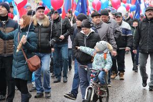 В Великих Луках прошло праздничное шествие (ФОТО)