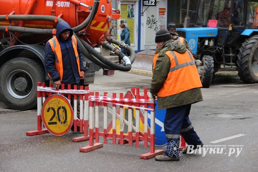 На Ставского устраняют прорыв в водопроводе (ФОТО)