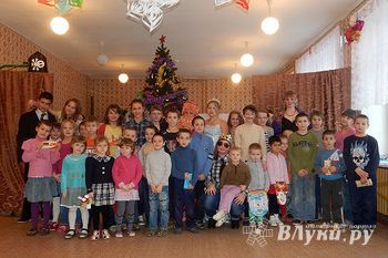 Волонтеры Великолукского района организовали добровольческую акцию «Новогодний подарок» (фото)