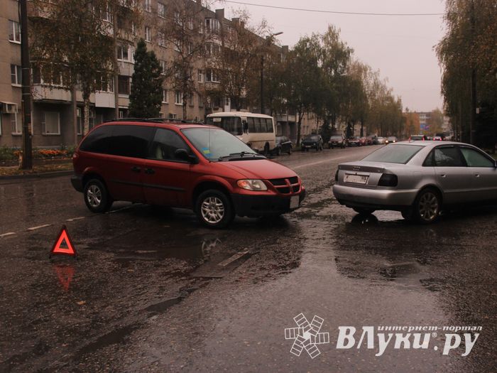 В Великих Луках белорусский Додж поцарапал местную Ауди (ФОТО)