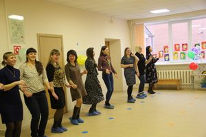 Великолукские школьники поздравили мам и учительниц (ФОТО)