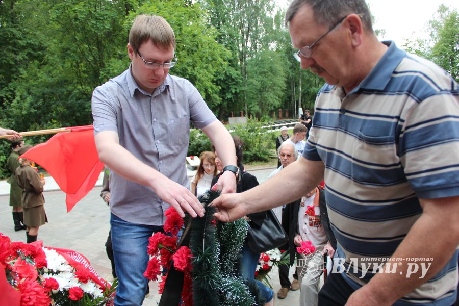 В Великих Луках проходит День памяти и скорби (ФОТО)