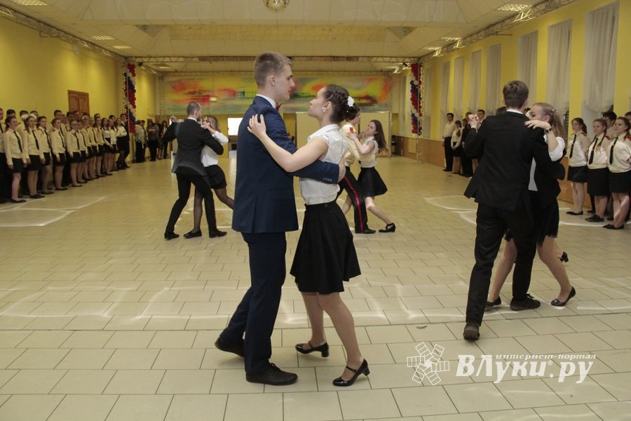 В Великих Луках состоялся кадетско-лицейский бал (ФОТО)