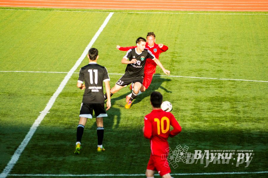 Матчи по футболу в рамках Первенства России проходят в Великих Луках (фото)