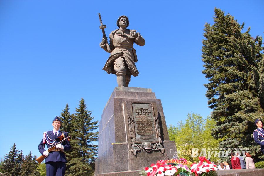 По центральному проспекту Великих Лук прошёл  «Бессмертный полк» (0+) (ФОТО)