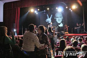 В Великих Луках состоялся концерт Дениса Майданова