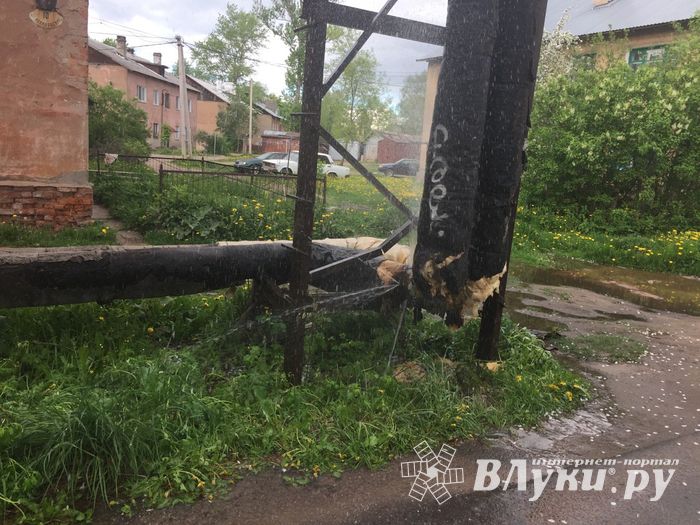 ФОТОФАКТ: На Дружбе прорвало трубу 