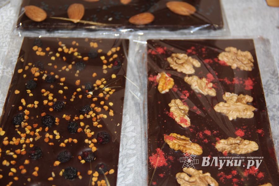 Где в Великих Луках попробовать живой шоколад на меду и вздремнуть на ульях?