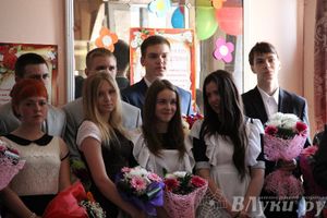В Великих Луках прозвенели «Последние звонки»