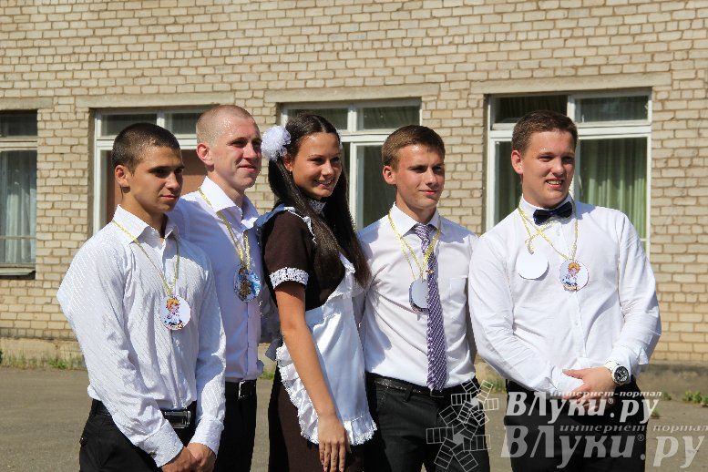 В Великих Луках прозвенели «Последние звонки»