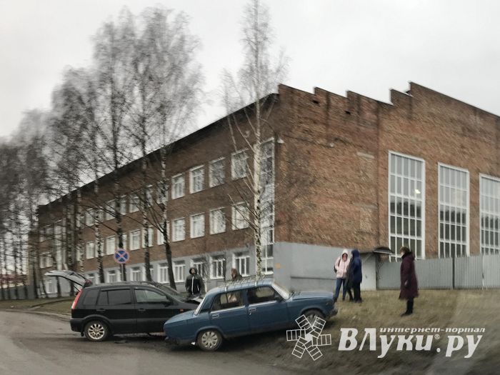 ДТП на ул. Маршала Жукова в Великих Луках (ФОТО)